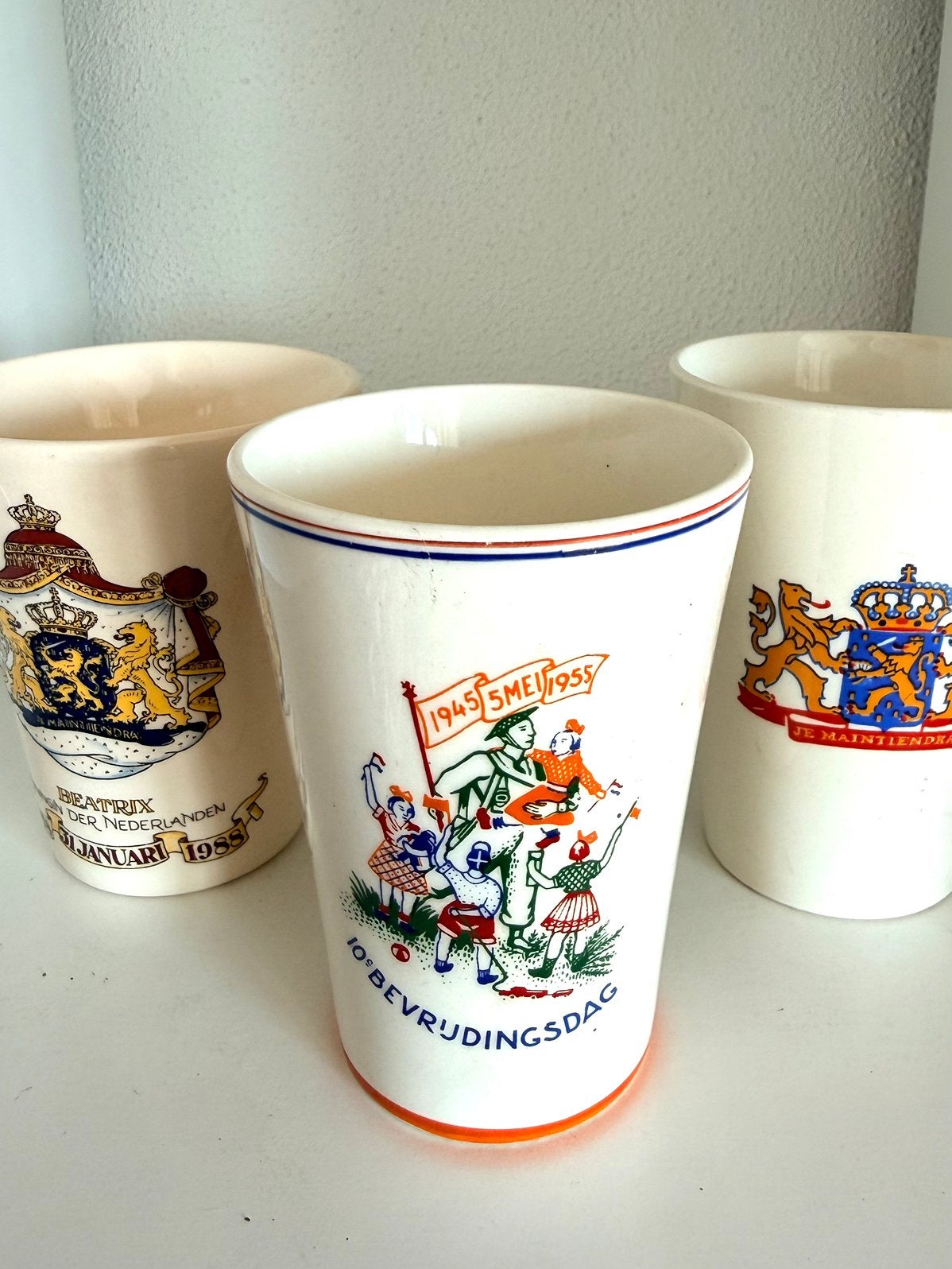3 vintage herinnerings mokken Beatrix en bevrijdingsdag, Verzenden, Zo goed als nieuw, Servies