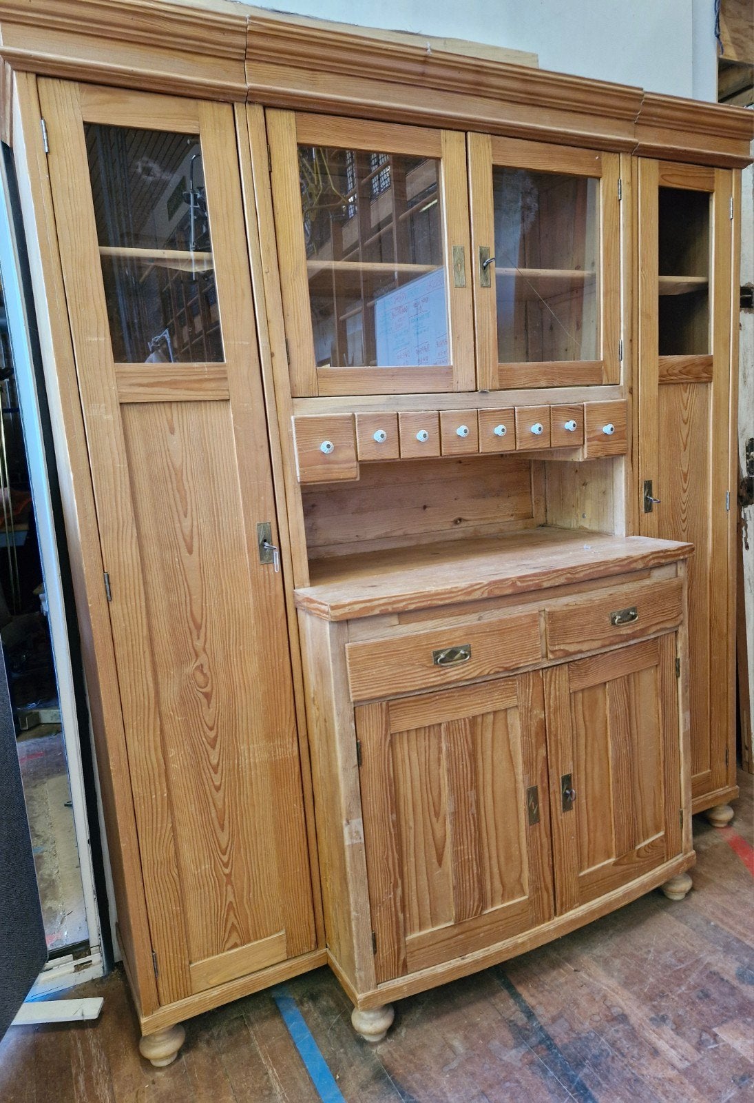 Antieke grenen buffetkast met vitrine en lades, Ophalen