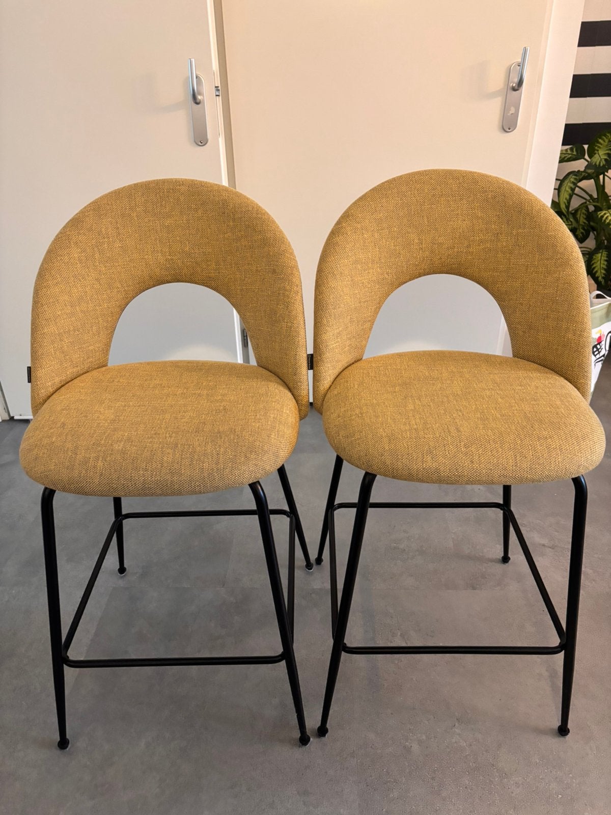 Kave Home set of 2 bar stool/ chairs, Huis en Inrichting, Ophalen, Zo goed als nieuw, 90 cm of meer, Metaal
