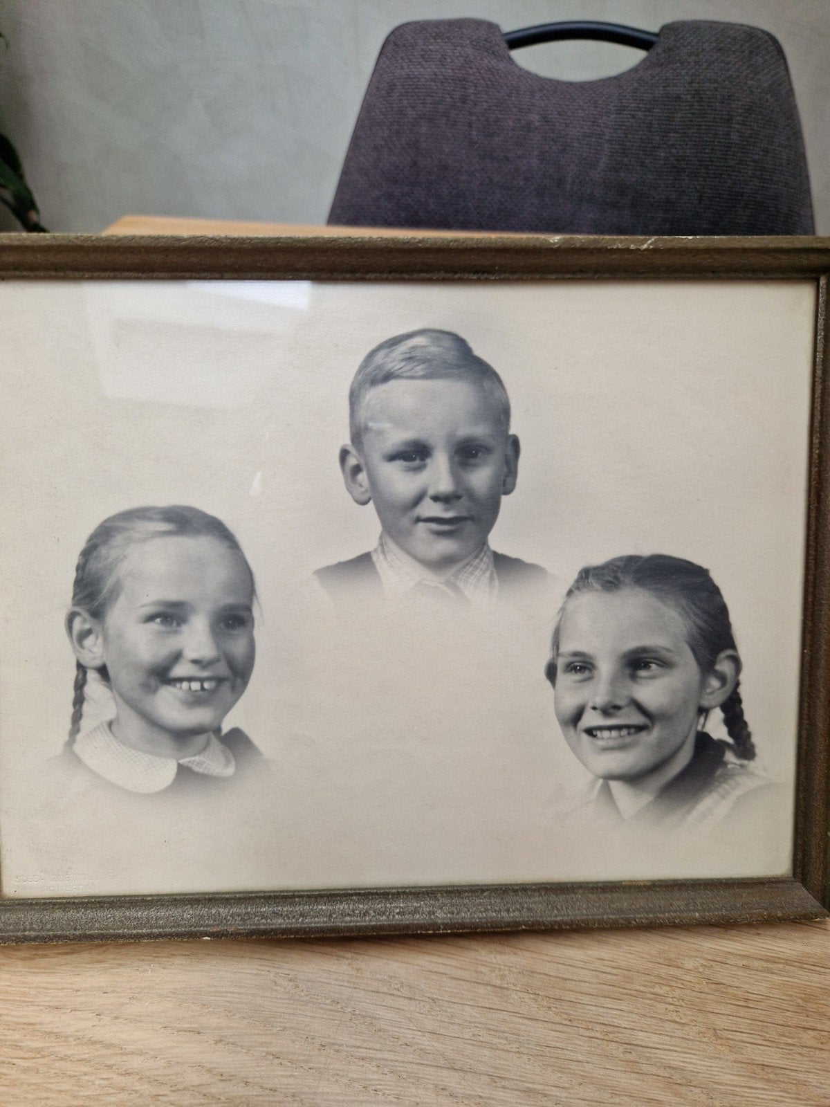 Vintage Foto: Drie Kinderen, Ingelijst, Kunsthandel Modern, Ophalen of Verzenden, Foto, Fotografie, Ingelijst