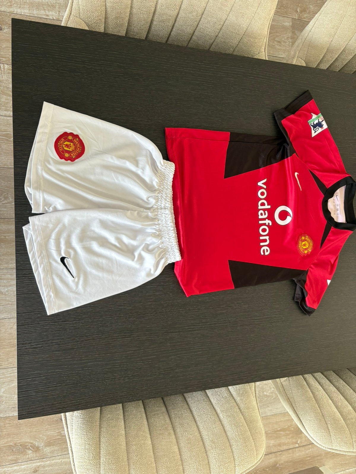 Klassiek Manchester United tenue maat 128 REPLICA, Maat XS of kleiner, Ophalen of Verzenden, Zo goed als nieuw, Set