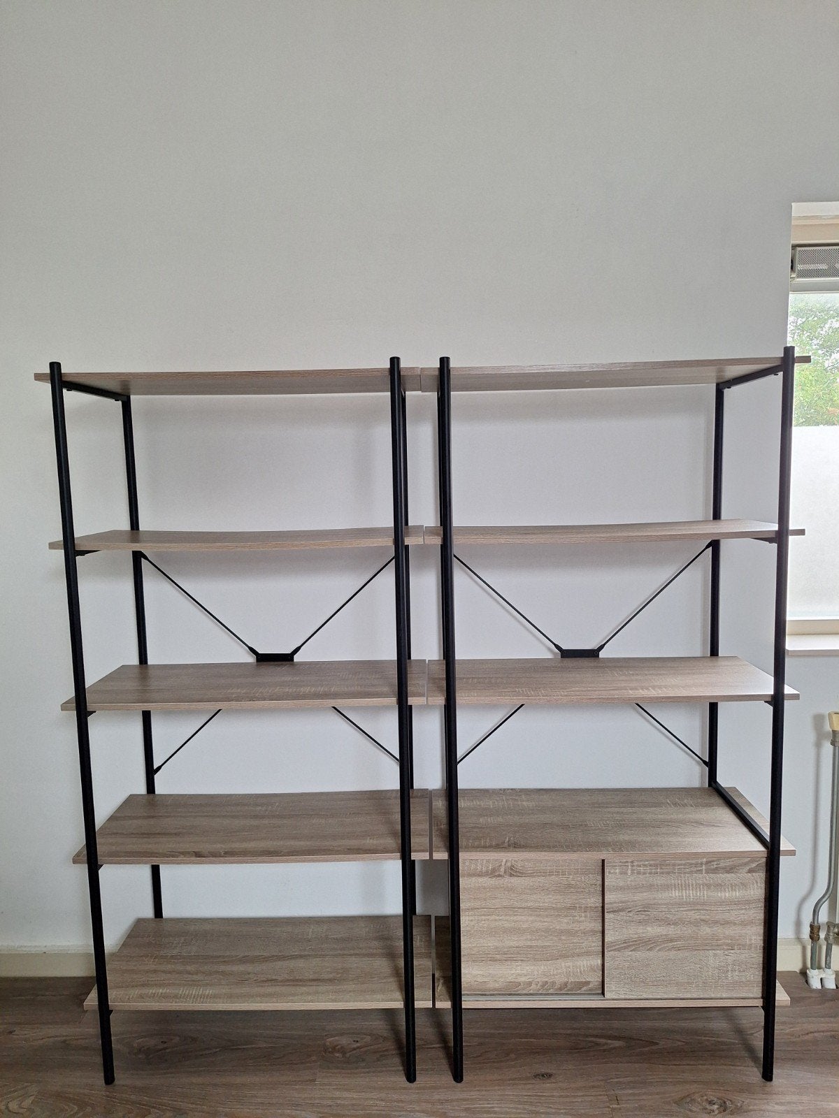 Jysk Wandrek VANDBORG 5 schappen licht eiken kleur/zwart, Met plank(en), 50 tot 100 cm, Zo goed als nieuw, 150 tot 200 cm