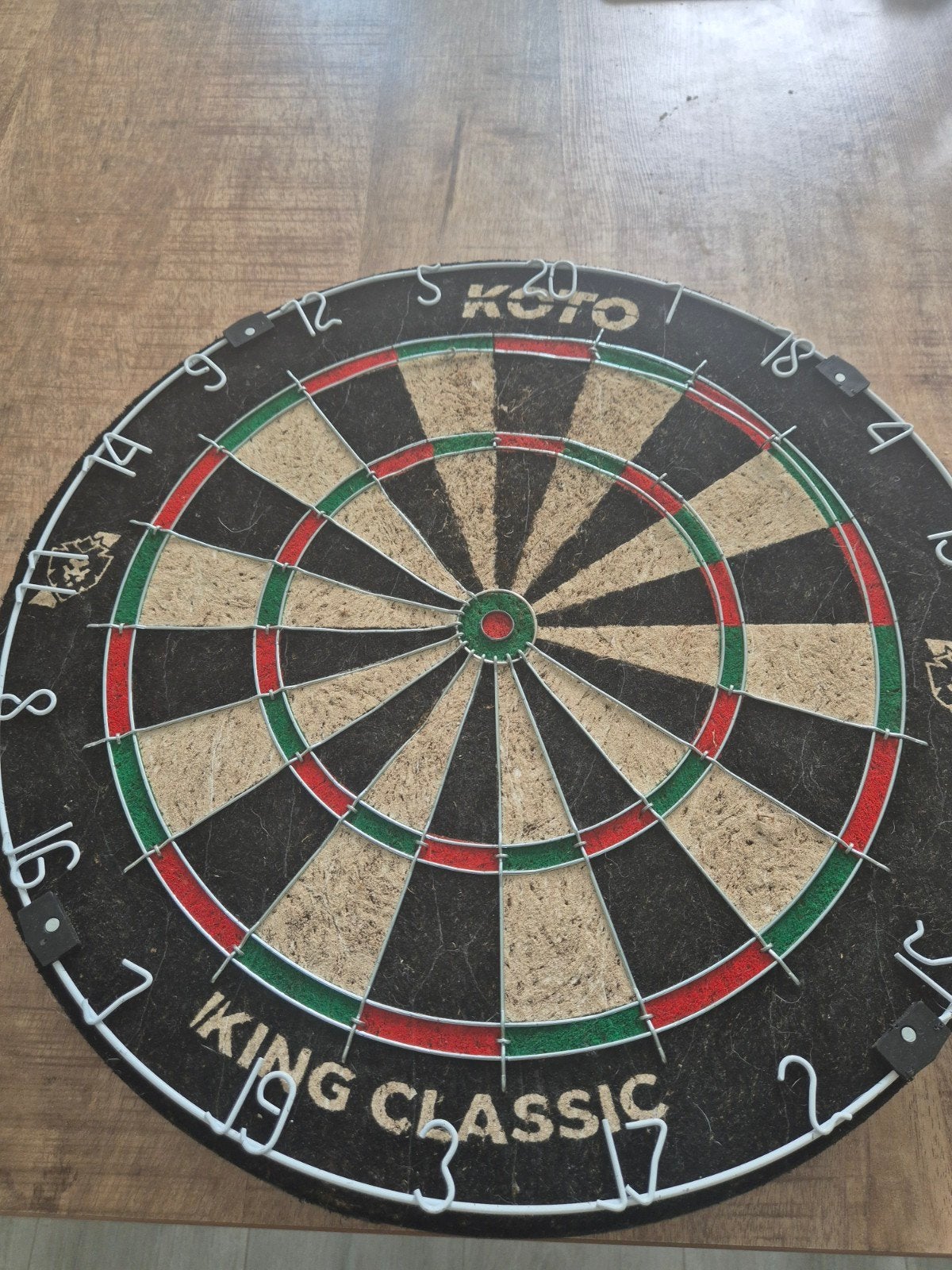 Dartbord met lichte schade aan ijzerdraden, Sport en Fitness, Ophalen, Gebruikt, Dartbord