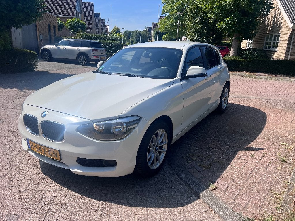 BMW 1-Serie 116i 136PK 5D 2014 Wit, Auto's, Dealer onderhouden, Zwart, 4 cilinders, Wit
