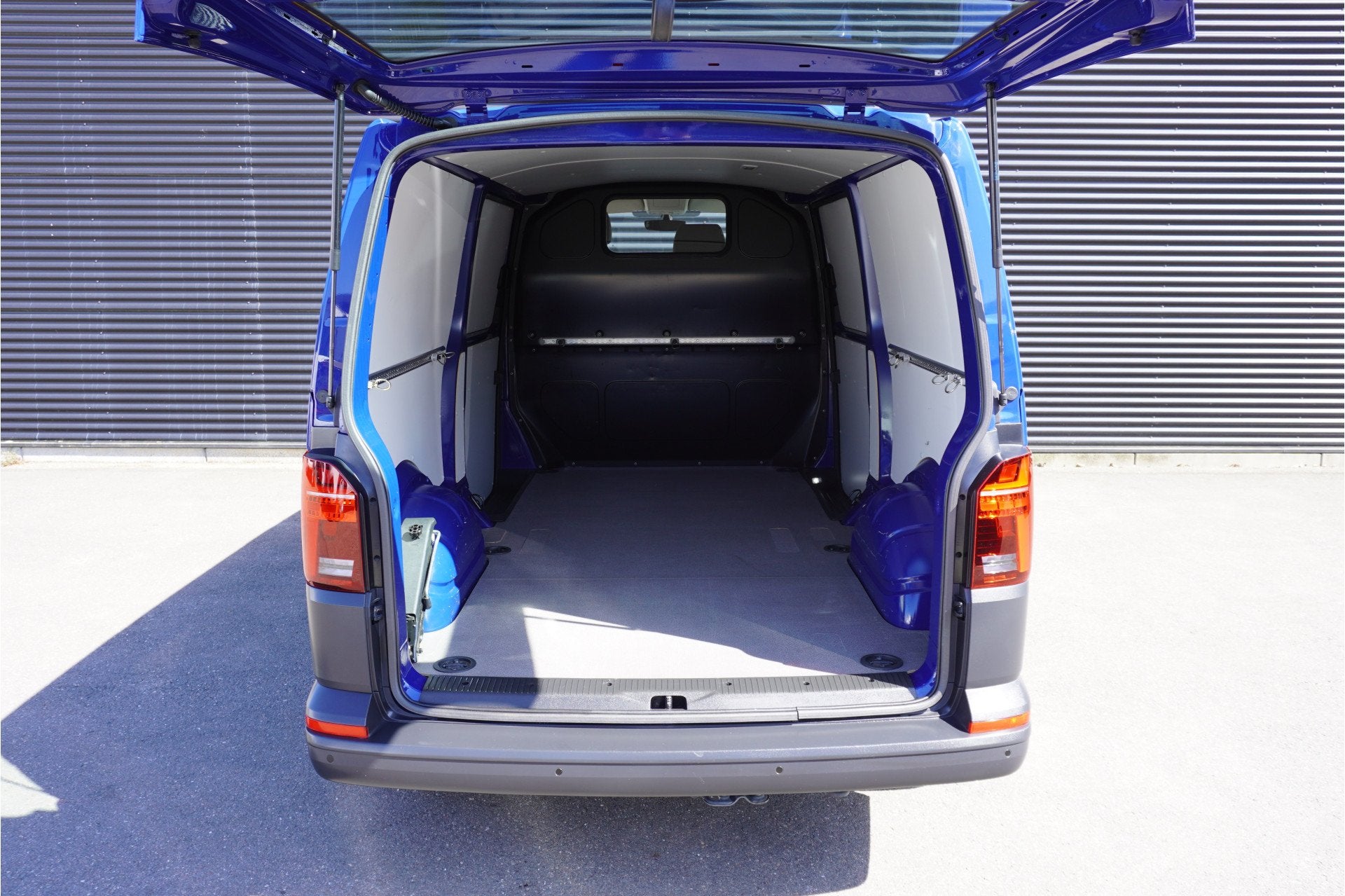 Volkswagen Transporter 150pk automaat L2H1 2x Schuifdeur App, Auto's, Gebruikt, 4 cilinders, 150 pk, 2500 kg
