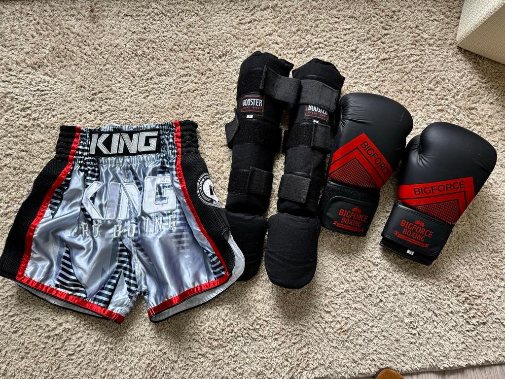 Kickboks set: handschoenen, scheenbeschermers en broekje, Overige, Zo goed als nieuw, Vechtsportkleding, Maat M