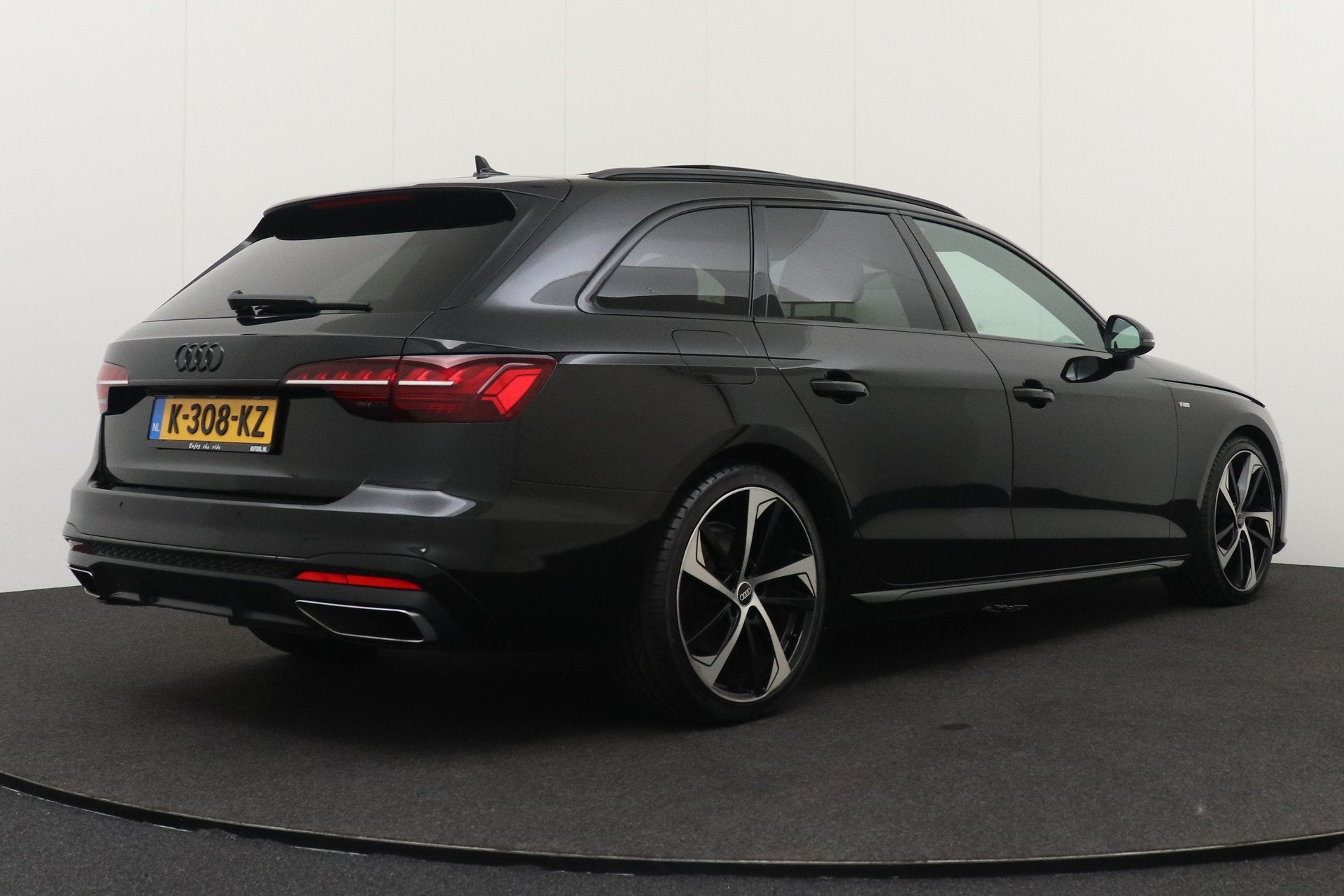 Audi A4 Avant TFSI S-Line Black Edition Pano-dak RS-Interieu, Auto's, Audi, Gebruikt, 1984 cc, A4, Zwart