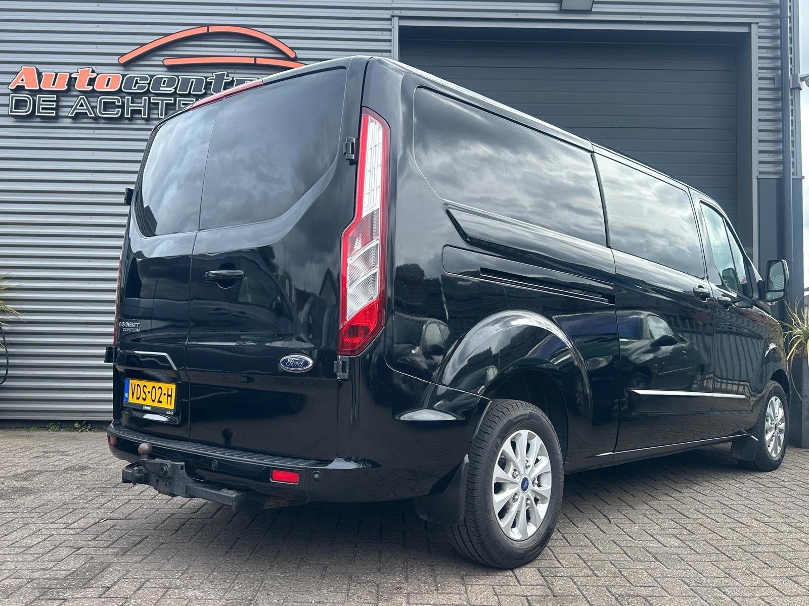 Ford Transit Custom 320 2.0 TDCI L2H1 Limited Dubbel cabine, 4 cilinders, 1850 kg, Zwart, Bedrijf