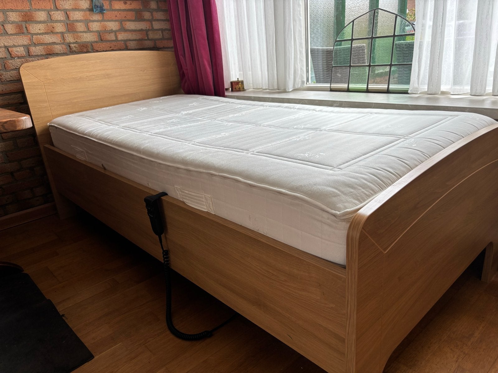 Verstelbaar eenpersoon (senioren) bed met matras, Huis en Inrichting, Slaapkamer | Bedden, Ophalen, 90 cm, 200 cm, Hout
