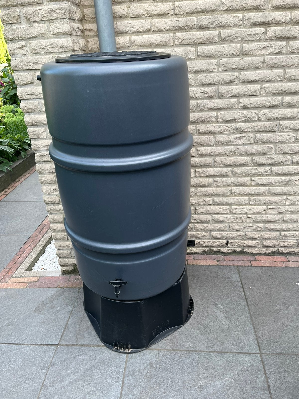Grijze regenton met kraantje en opzetstuk. 160 liter,, Tuin en Terras, Regentonnen, 150 liter of meer, Ophalen, Zo goed als nieuw