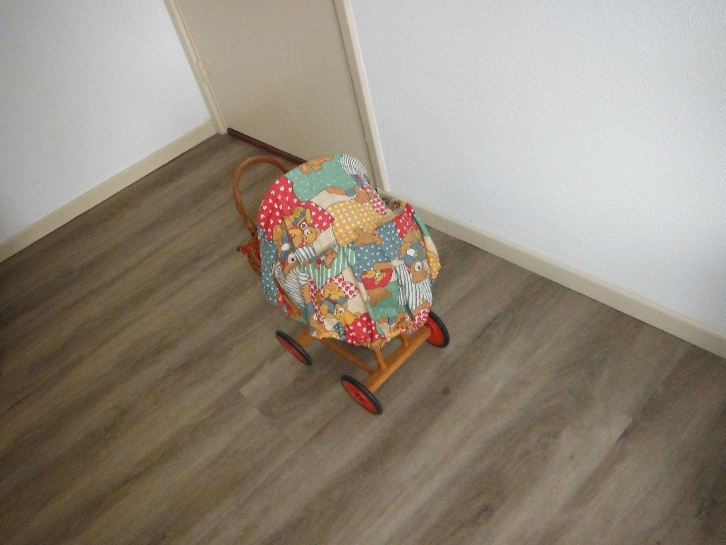 rieten poppenwagntje met pop, Kinderen en Baby's, Ophalen, Zo goed als nieuw, Babypop