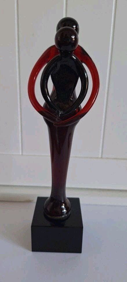 Glazen sculptuur van omhelzend stel op sokkel, Glas, Verzenden, 20 - 50 cm, Op sokkel