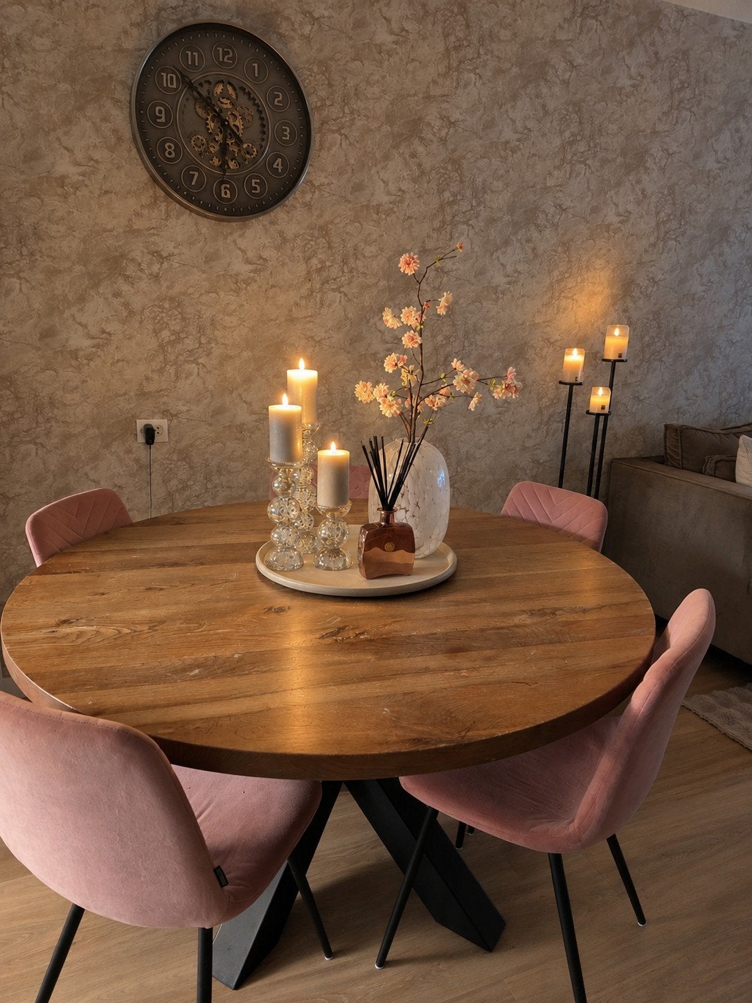 Ronde eettafel van eikenhout met metalen onderstel, Huis en Inrichting, Ophalen, Gebruikt, 100 tot 150 cm, Vijf personen of meer
