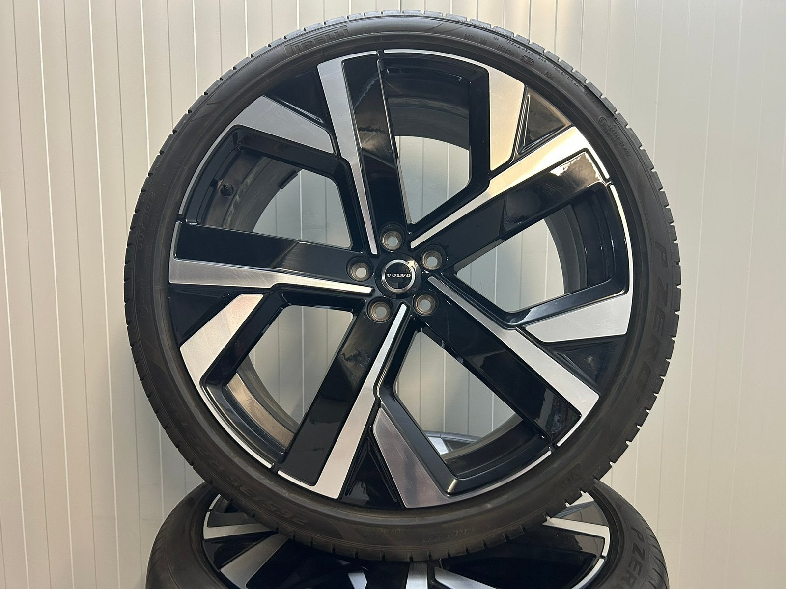 Originele XC60 22 inch Pirelli P-zero VOL 2025 ZGAN DEMO, Ophalen, Gebruikt, 265 mm, Banden en Velgen