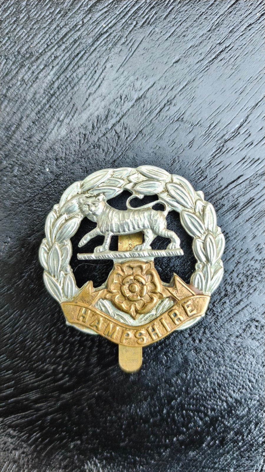 Originele WW2 capbadge Hampshire Regiment., Verzamelen, Ophalen of Verzenden, Landmacht, Engeland, Embleem of Badge