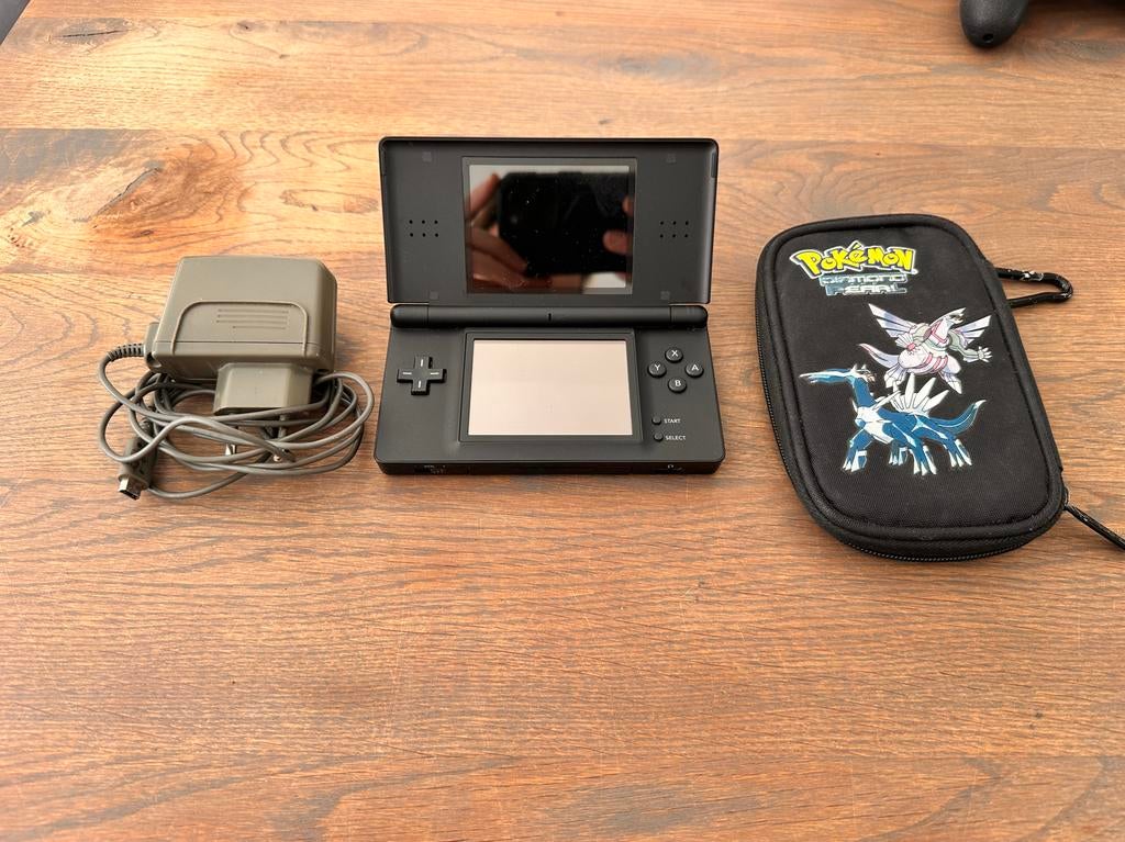 Zwarte Nintendo DS met oplader en Pokémon hoes, Spelcomputers en Games, Spelcomputers | Nintendo DS, Zwart, Dsi, Ophalen of Verzenden