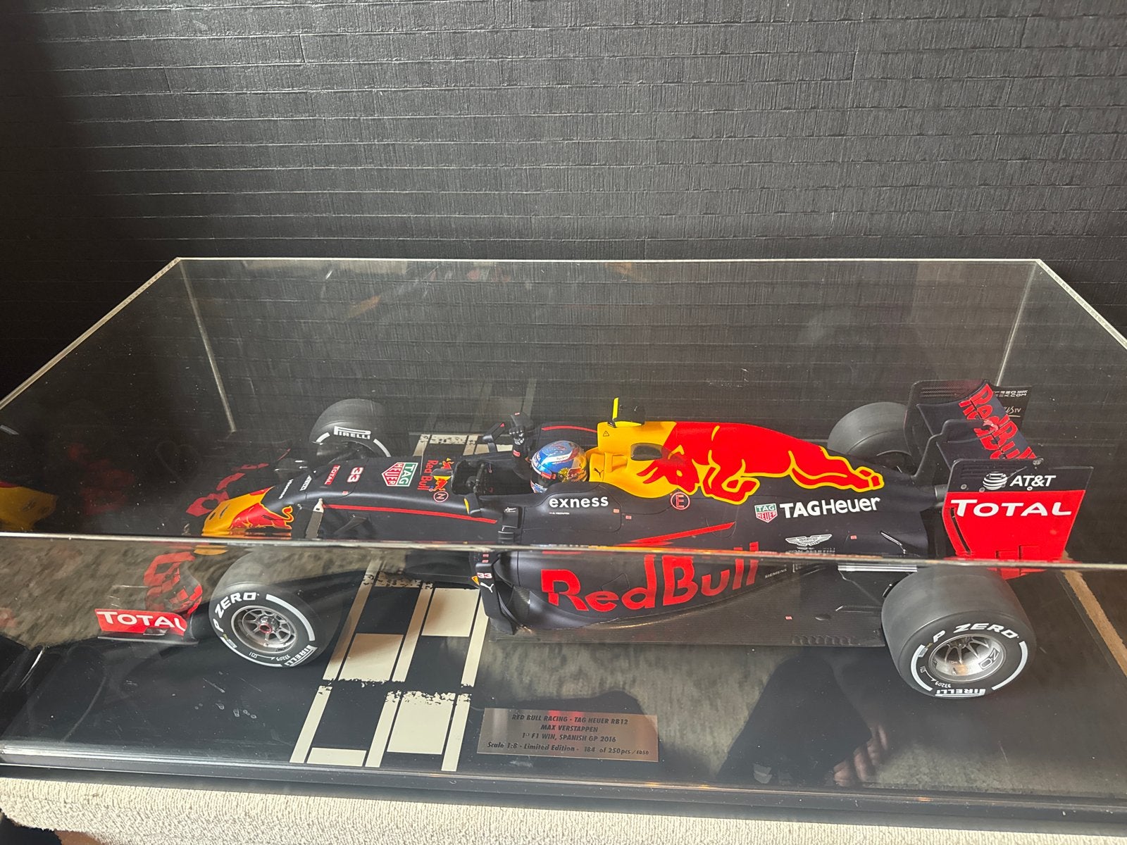 Max Verstappen RB12 1:8 - Eerste GP Overwinning Spanje 2016, Ophalen, Zo goed als nieuw, Auto