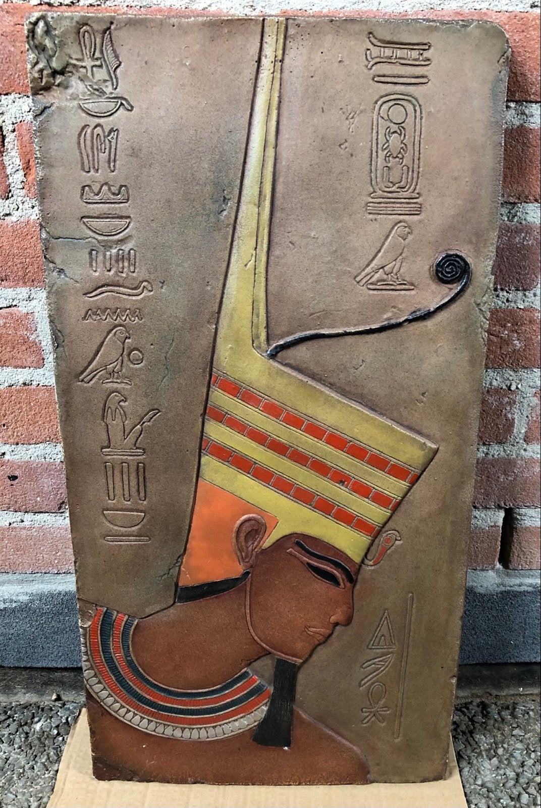 Egyptisch wandreliëf Isis/ Thoetmosis III/ Gegoten steen, Ophalen of Verzenden, Geschilderd, Rood, Overige herkomsten