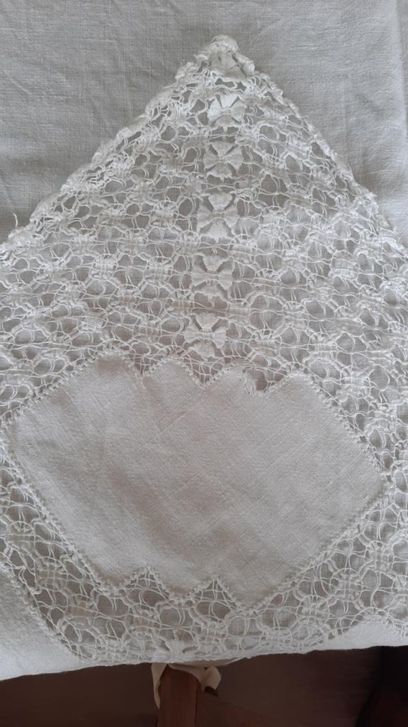 Oud wit kleed met kant handwerk (nuzzelspul), Ophalen of Verzenden