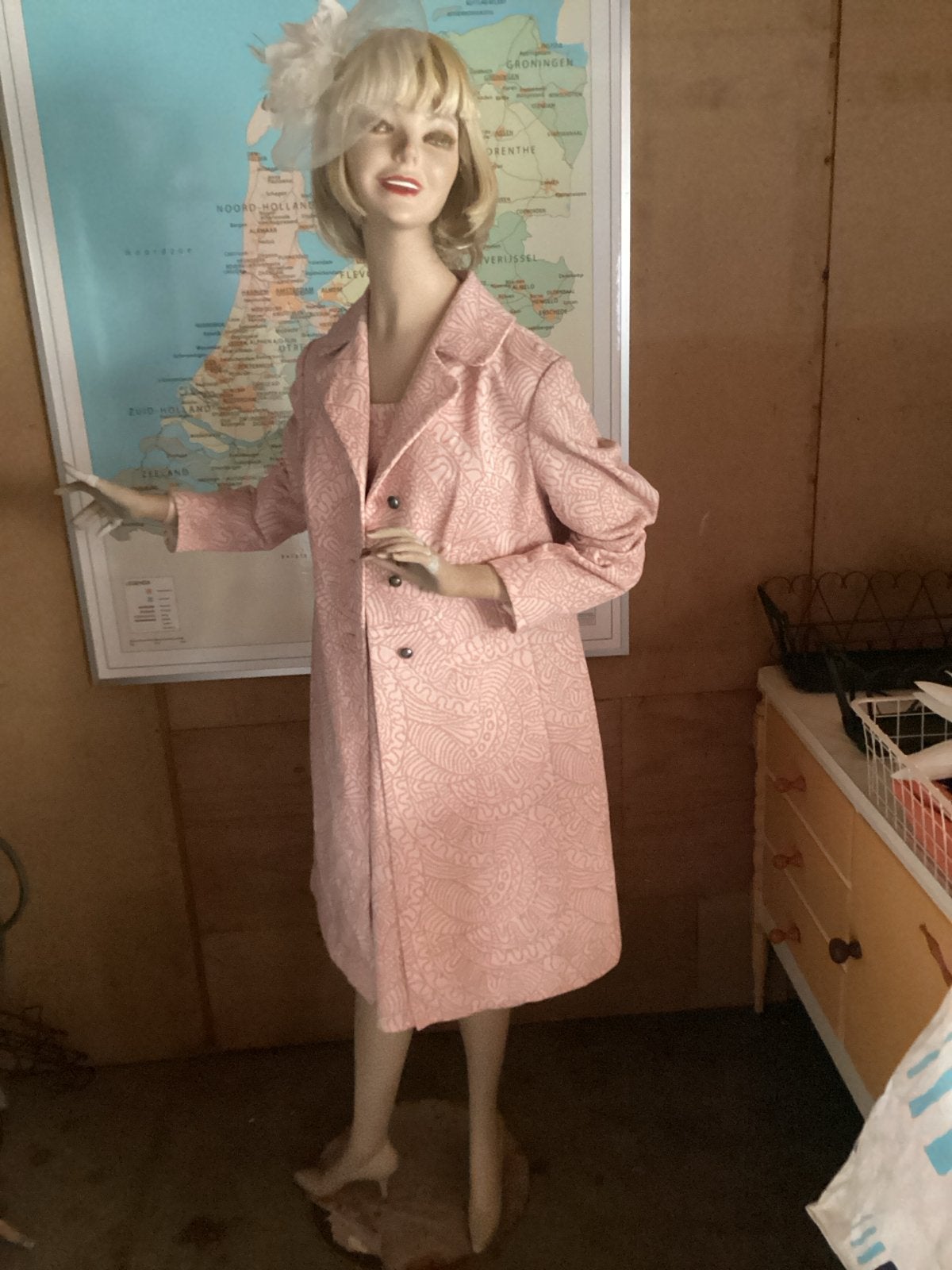Vintage paspop met kleding, Ophalen