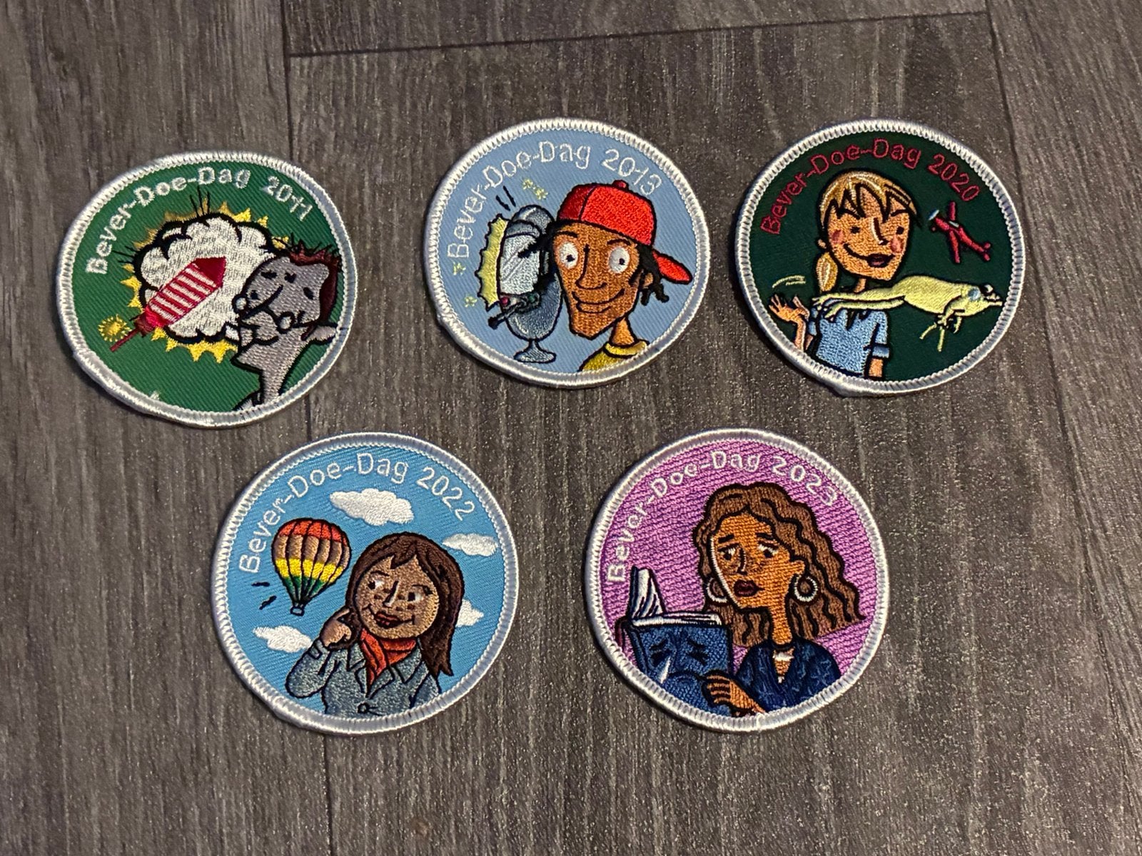 Bever doe dag badges insignes, Ophalen of Verzenden, Zo goed als nieuw, Embleem, Speld of Insigne