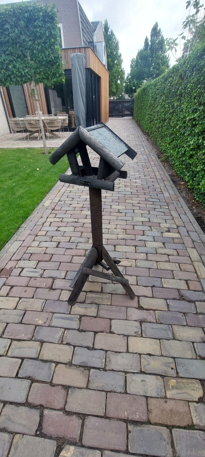 Donkergrijs houten vogelhuisje op paal, 117cm hoog, Tuin en Terras, Vogelhuisjes en Vogelbaden, Ophalen, Zo goed als nieuw