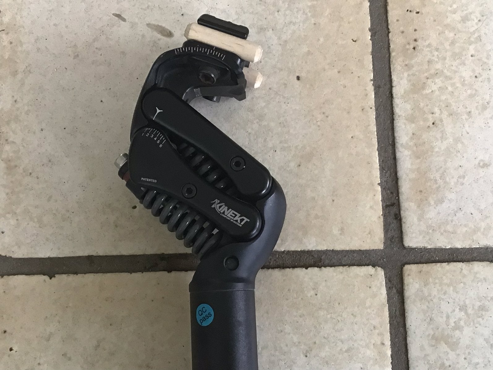 Kinekt LR verende zadelpen zwart aluminium, Ophalen, Zo goed als nieuw, Zadel, Aluminium