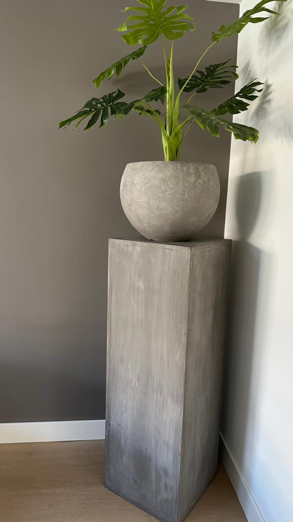 Zuil taupe betonlook+pot+monstera kunstplant, Ophalen, Zo goed als nieuw