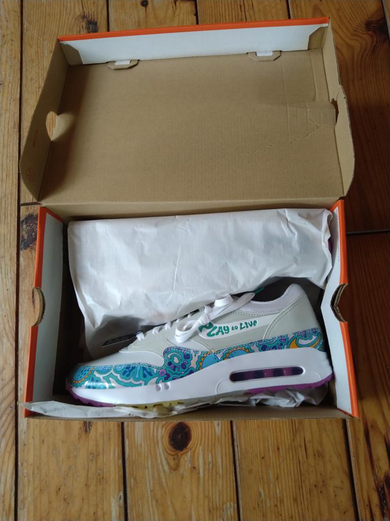 Nike Air Max 1 'Play to Live' - Maat 45,5, Kleding | Heren, Schoenen, Nike air max, Wit, Nieuw, Ophalen of Verzenden
