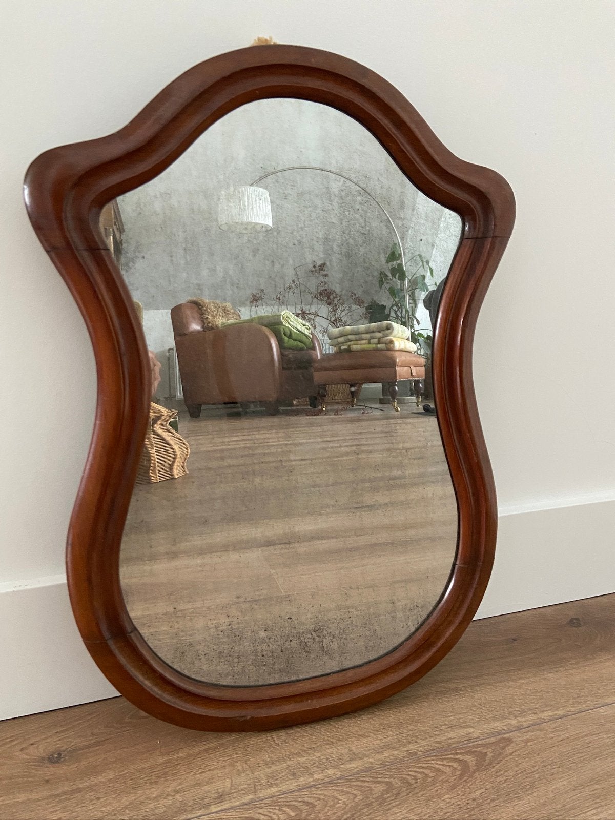 Oude antieke verweerde spiegel met mahonie houten rand, Antiek en Kunst, Ophalen of Verzenden, Overige vormen, Minder dan 50 cm