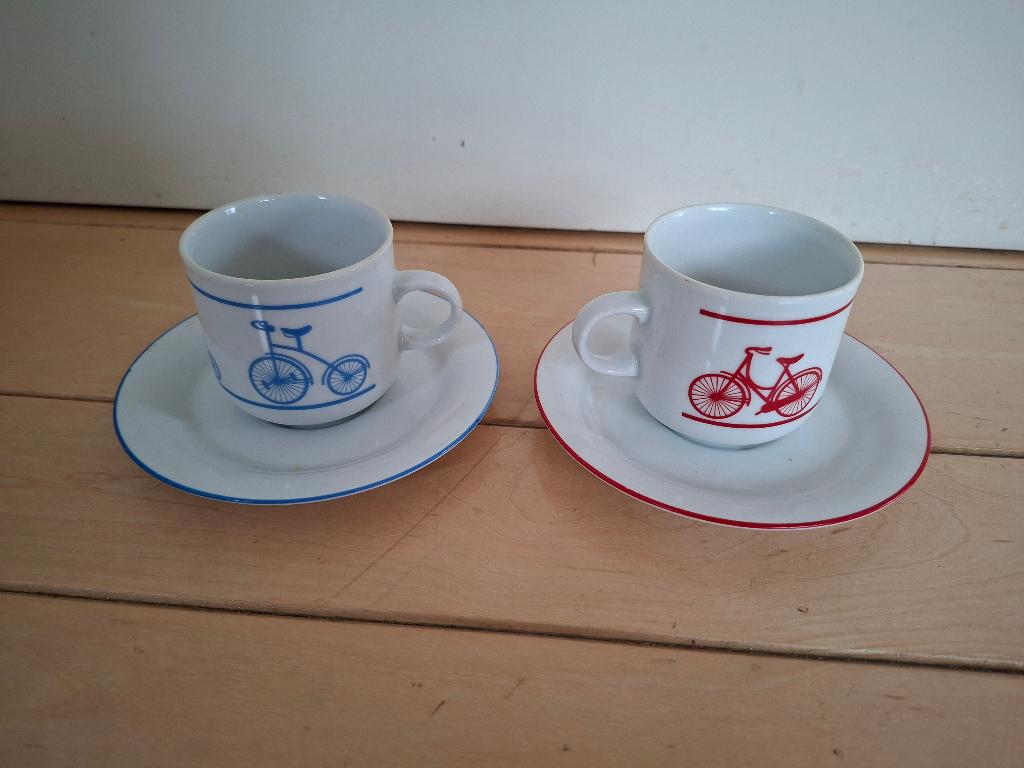 2x kop en schotel met fietsafbeelding, Ophalen of Verzenden, Zo goed als nieuw, Overige stijlen, Kop(pen) en/of Schotel(s)