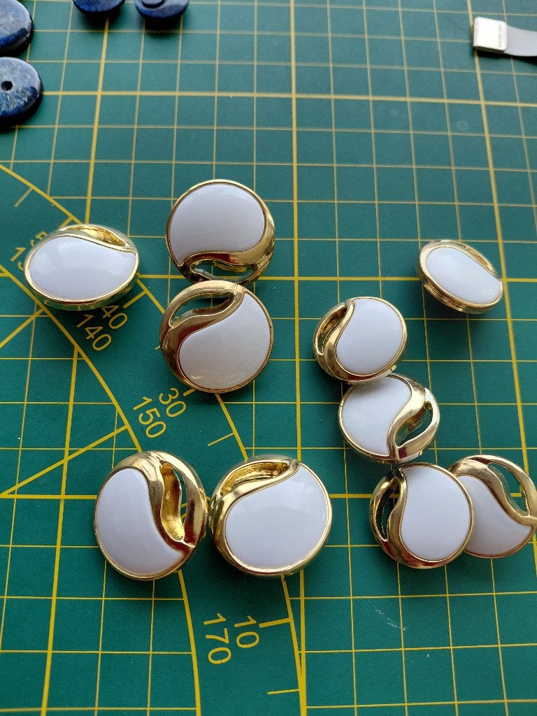 2 maten knopen goudkleurig/wit 21mm en 29mm, Hobby en Vrije tijd, Naaien en Fournituren, Verzenden, Nieuw, Knoop of Knopen