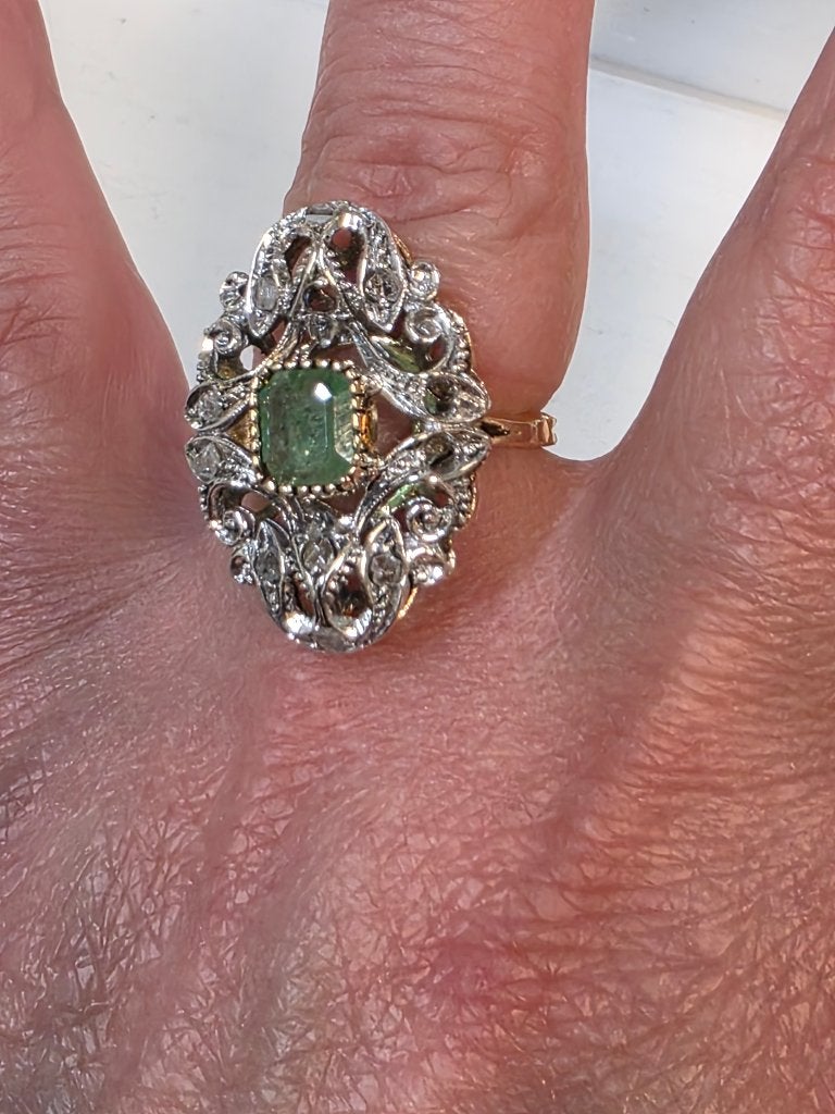 Antieke gouden ring met smaragd en diamanten, Ophalen of Verzenden, Zo goed als nieuw, 17 tot 18, Met edelsteen