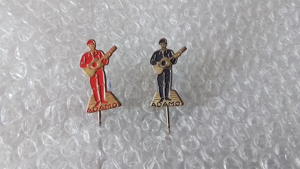 2 verschillende kleuren speldjes Adamo, Verzamelen, Ophalen of Verzenden, Zo goed als nieuw, Overige onderwerpen