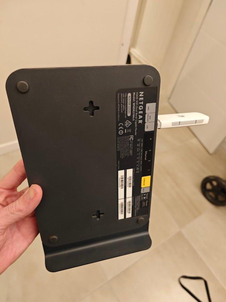 Netgear WNDR3700v5 met Huawei E3372 4G-stick (voor simkaart), Computers en Software, Routers en Modems, Ophalen of Verzenden, Zo goed als nieuw