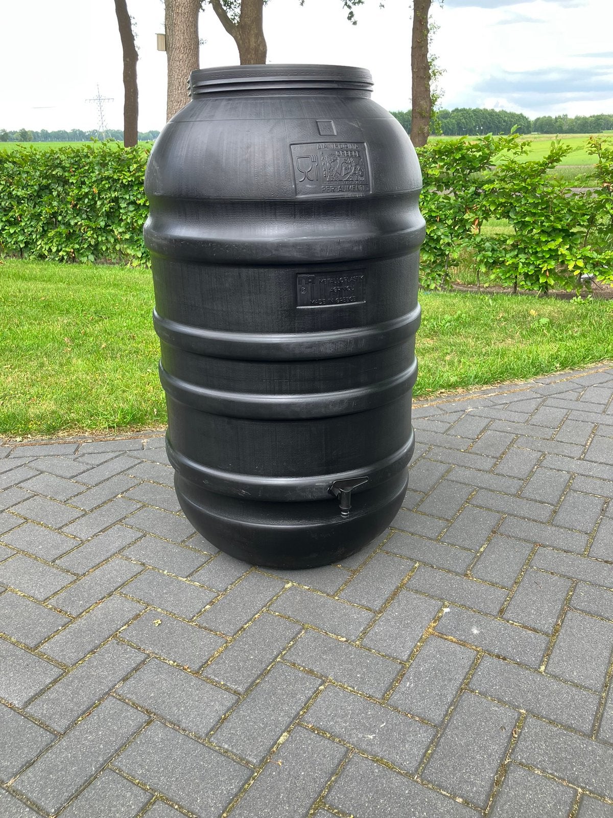 Mooie zwarte regenton met kraantje. Weer beschikbaar, Kunststof, Met kraantje, 150 liter of meer, Ophalen of Verzenden