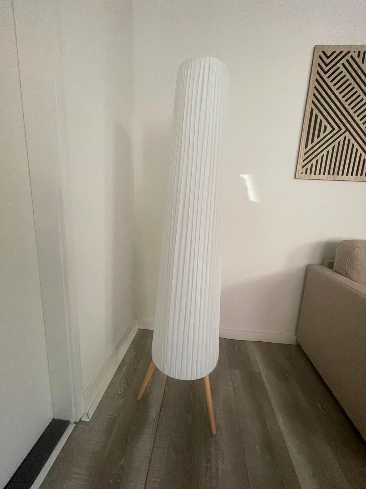 Moderne IKEA vloerlamp met plissé kap en houten poten, Huis en Inrichting, Lampen | Vloerlampen, Ophalen, Textiel, E27 (groot)