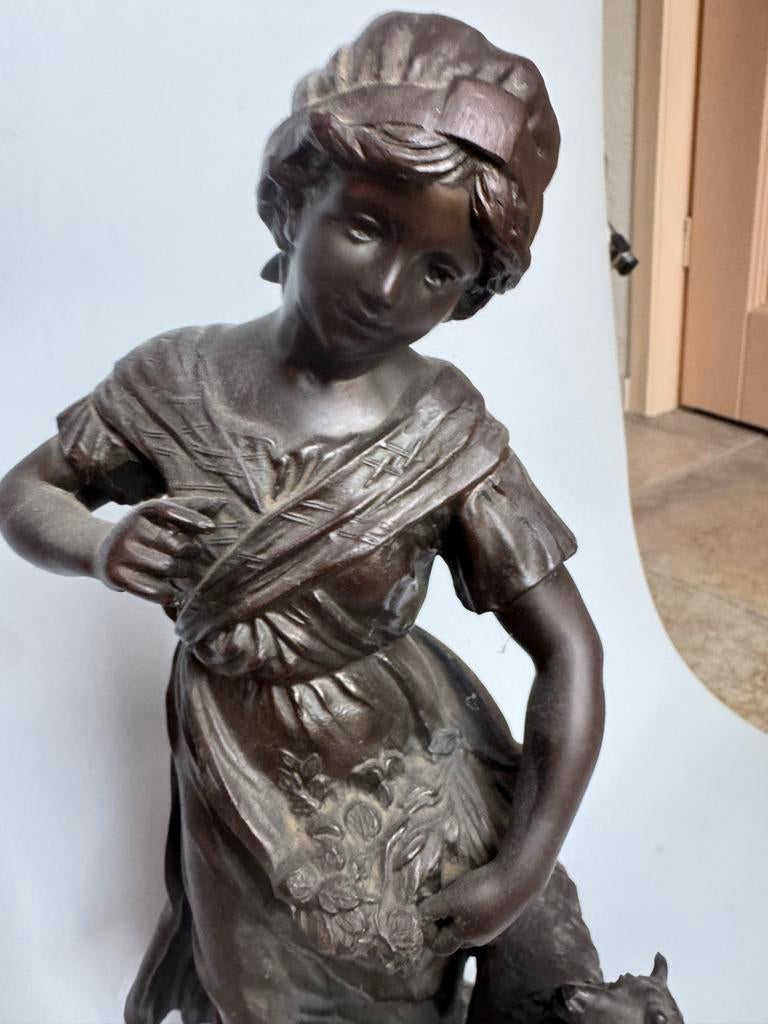 Bronzen beeld van meisje met schaap, Ophalen, 20 - 50 cm, Beeld, Bruin