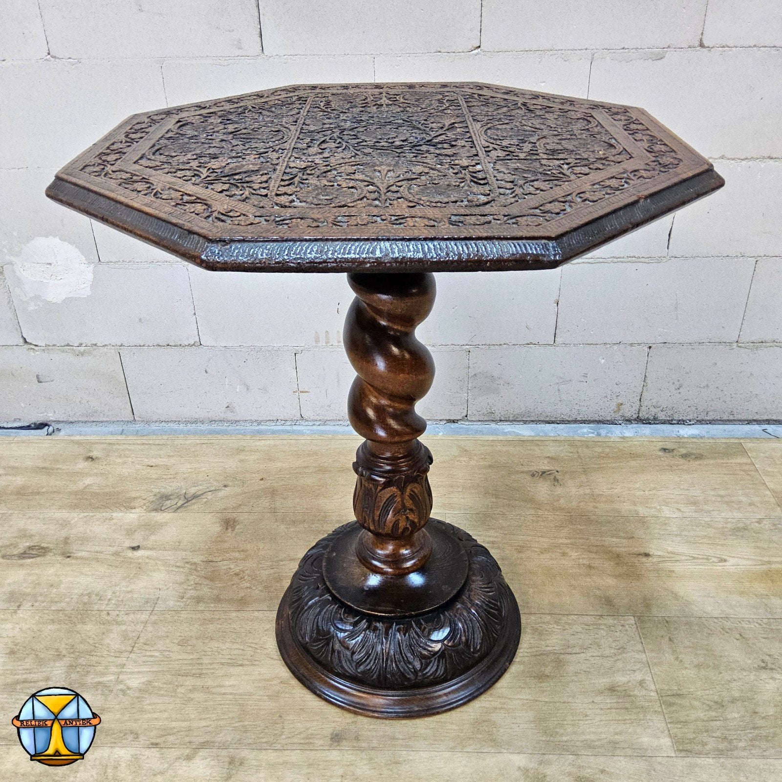 Antieke Indonesische houtsnijwerk bijzettafel (bloemen), Antiek en Kunst, Hout, Ophalen of Verzenden, 60 cm, Indonesië
