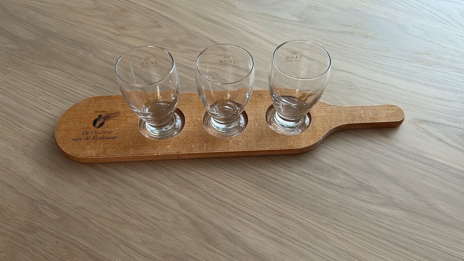 3 Bierplankjes met Glazen - De Dochter van de Korenaar, Ophalen of Verzenden, Gebruikt, Bruin, Hout