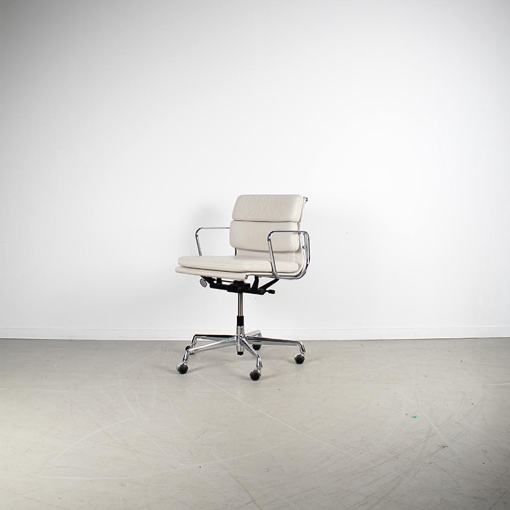 3x Vitra Eames Ea 217 Bureaustoel Softpad Clay – Chroom, Huis en Inrichting, Bureaustoelen, Niet ingevuld, Niet ingevuld, Ophalen of Verzenden