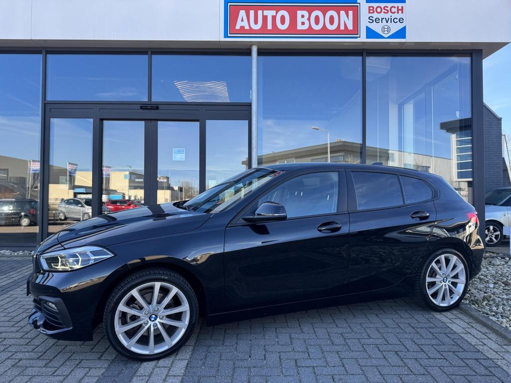 BMW 1-serie 118i 140PK : APPCARPL/NAVI/1e EIG /DIGI-PACK/LED, Auto's, Stof, Gebruikt, Zwart, Origineel Nederlands