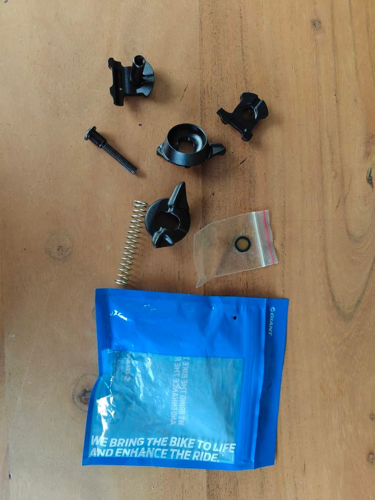 giant side clamp set for contact switch seatpost 9 mm, Fietsen en Brommers, Fietsonderdelen, Ophalen of Verzenden, Nieuw