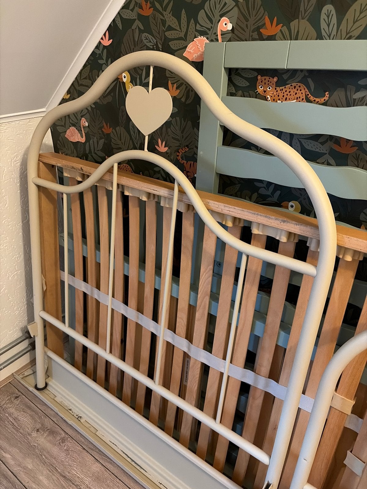 Roomwit metalen eenpersoons meisjesbed met hartjes, Huis en Inrichting, Slaapkamer | Bedden, Ophalen, Gebruikt, 90 cm, Eenpersoons