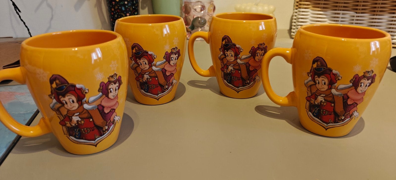4 Efteling Chocomel mokken - Geel, Gebruikt, Ophalen of Verzenden, Aardewerk, Overige stijlen, Kop(pen) en/of Schotel(s)