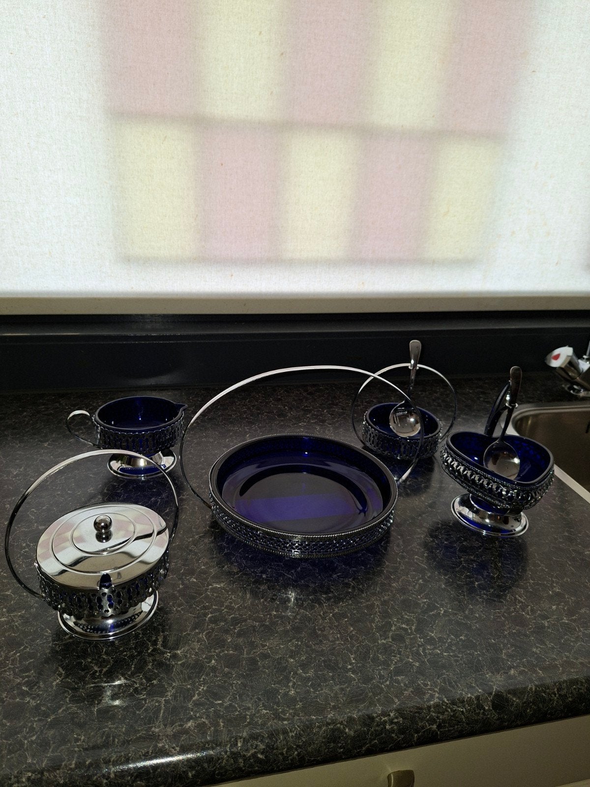 Vintage Zilverkleurig Servies met Kobaltblauw Glas, Antiek en Kunst, Antiek | Goud en Zilver, Ophalen of Verzenden