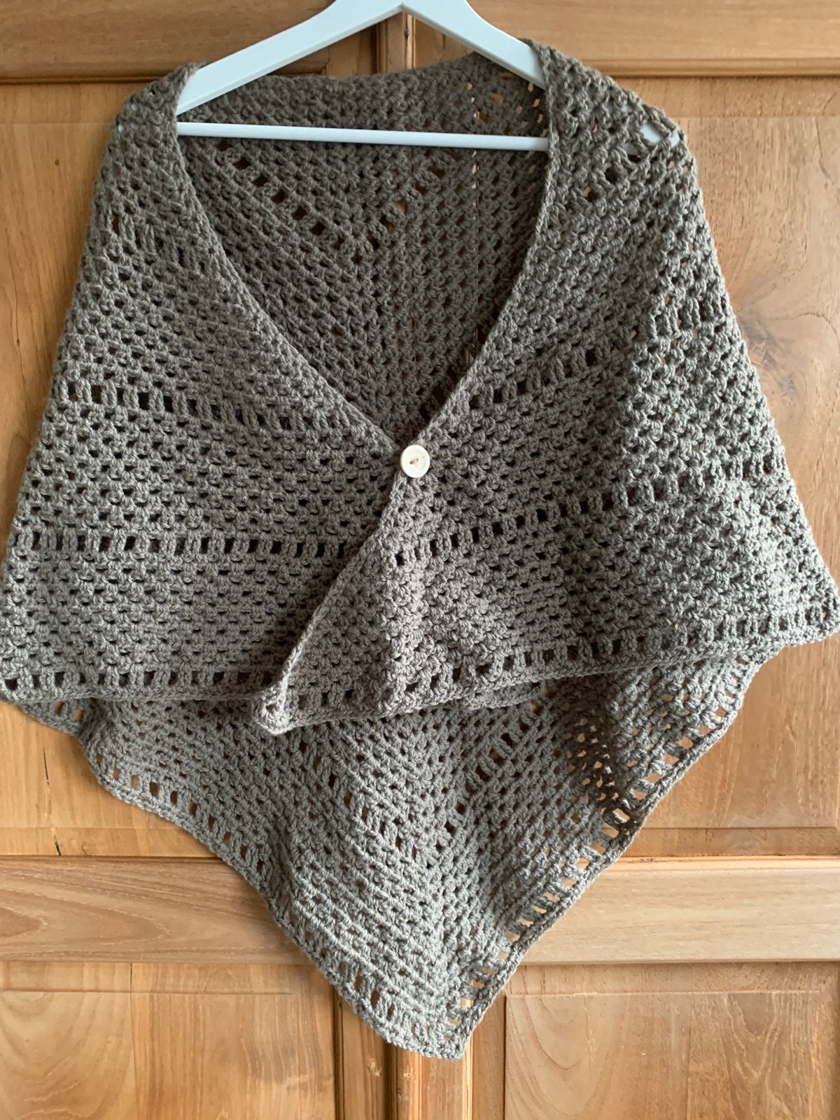 Nieuwe gehaakte omslagdoek, Kleding | Dames, Truien en Vesten, Ophalen of Verzenden, Nieuw, Maat 42/44 (L), Bruin