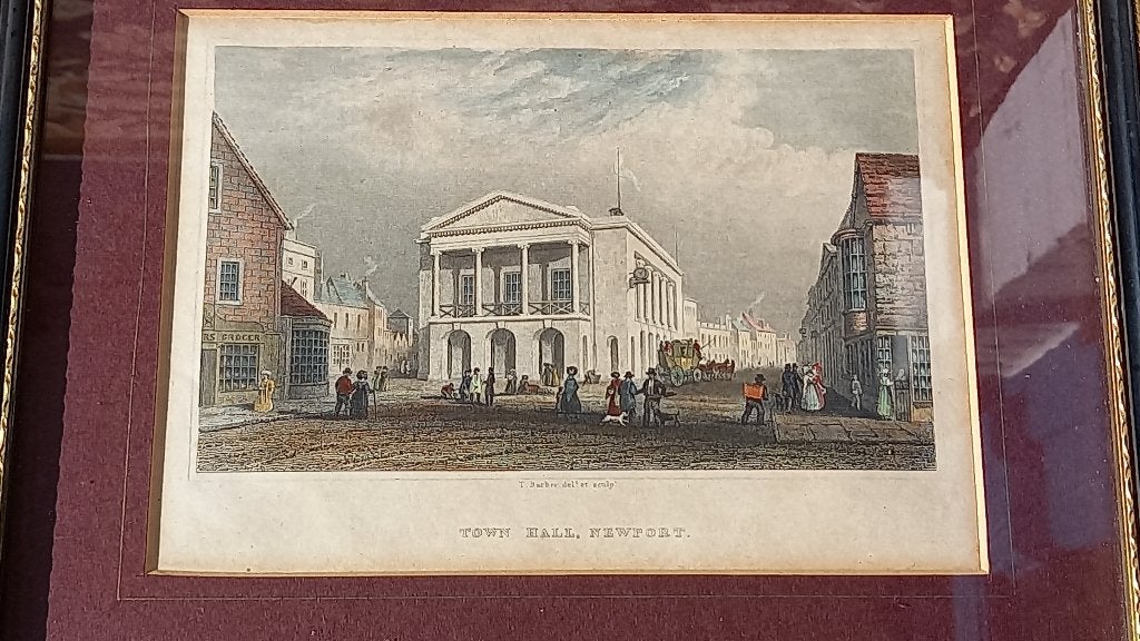 Mooie antieke ingelijste Engelse gravure van Newport 23,7 cm, Handgekleurd, 1800 - 1899, Stadsgezicht, Ophalen of Verzenden