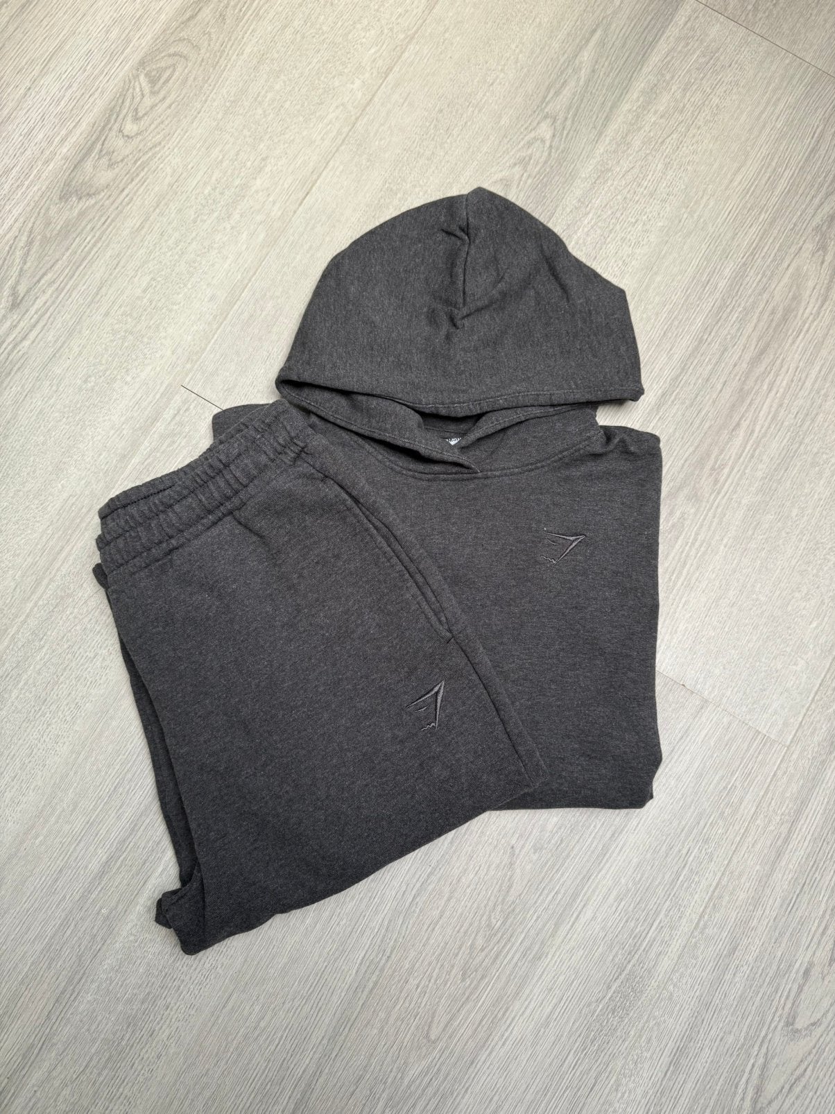 Gymshark joggingpak broek en hoodie donker grijs, Ophalen of Verzenden, Zo goed als nieuw, Maat 36 (S), Grijs