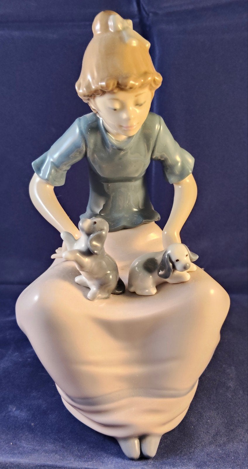 NAO Lladró "Tender Care" Meisje met Twee Puppy's (1986), Ophalen of Verzenden, Zo goed als nieuw, Mens